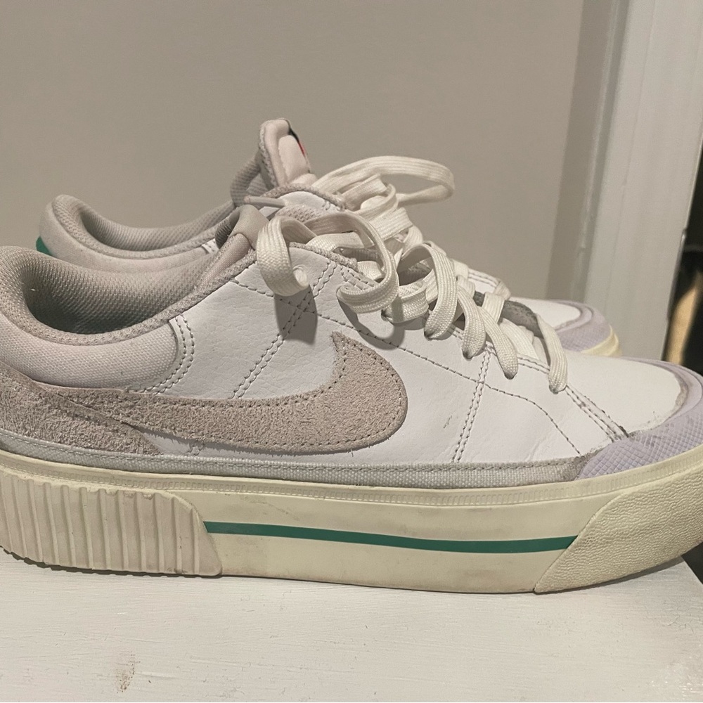 WOMENS COURT LEGACY LIFT SNEAKER
Size 8 womans 
Worn under 5 times